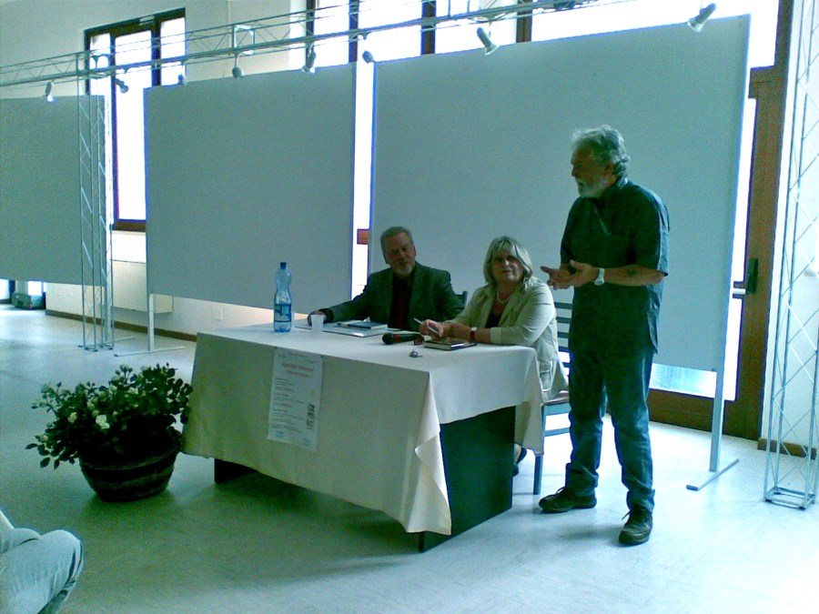 Paolo Maurensi (a sinistra) e Luisa Del Zotto ascoltano la presentazione dei vini offerti dall'Azienda Agricola Vitivinicola "Ariis" di Clauiano